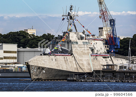 神奈川県横須賀市の横須賀基地に停泊し補給中のアメリカ海軍ステルス艦のオークランド 神奈川県横須賀市の横須賀基地に停泊し補給中のアメリカ海軍ステルス艦のオークランド 99604566