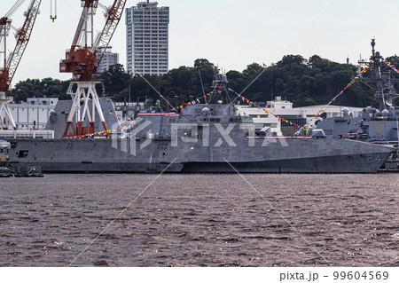 神奈川県横須賀市の横須賀基地に停泊し補給中のアメリカ海軍ステルス艦のオークランド 神奈川県横須賀市の横須賀基地に停泊し補給中のアメリカ海軍ステルス艦のオークランド 99604569