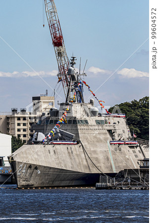神奈川県横須賀市の横須賀基地に停泊し補給中のアメリカ海軍ステルス艦のオークランド 神奈川県横須賀市の横須賀基地に停泊し補給中のアメリカ海軍ステルス艦のオークランド 99604572
