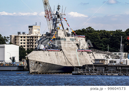 神奈川県横須賀市の横須賀基地に停泊し補給中のアメリカ海軍ステルス艦のオークランド 神奈川県横須賀市の横須賀基地に停泊し補給中のアメリカ海軍ステルス艦のオークランド 99604573