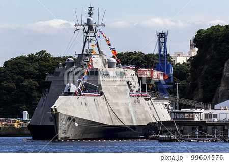 神奈川県横須賀市の横須賀基地に停泊し補給中のアメリカ海軍ステルス艦のオークランド 神奈川県横須賀市の横須賀基地に停泊し補給中のアメリカ海軍ステルス艦のオークランド 99604576