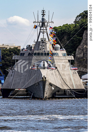 神奈川県横須賀市の横須賀基地に停泊し補給中のアメリカ海軍ステルス艦のオークランド 神奈川県横須賀市の横須賀基地に停泊し補給中のアメリカ海軍ステルス艦のオークランド 99604584