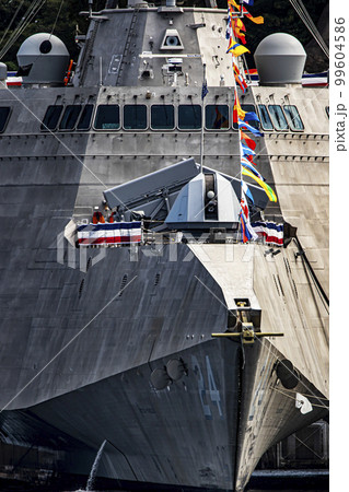 神奈川県横須賀市の横須賀基地に停泊し補給中のアメリカ海軍ステルス艦のオークランド 99604586