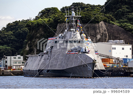 神奈川県横須賀市の横須賀基地に停泊し補給中のアメリカ海軍ステルス艦のオークランド 99604589