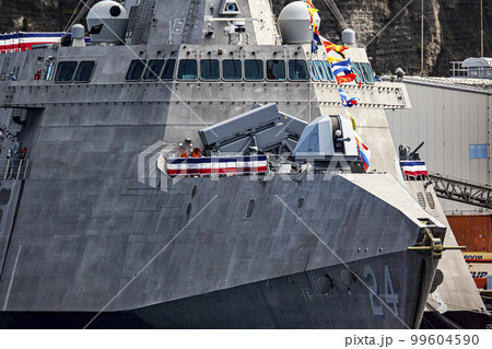 神奈川県横須賀市の横須賀基地に停泊し補給中のアメリカ海軍ステルス艦のオークランド 神奈川県横須賀市の横須賀基地に停泊し補給中のアメリカ海軍ステルス艦のオークランド 99604590
