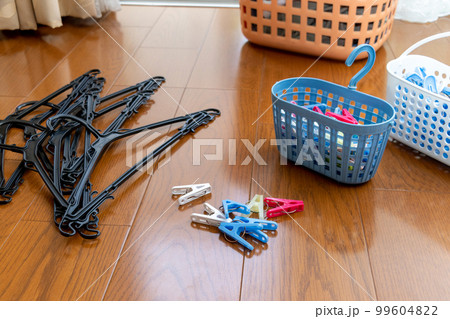 洗濯バサミとハンガー 99604822