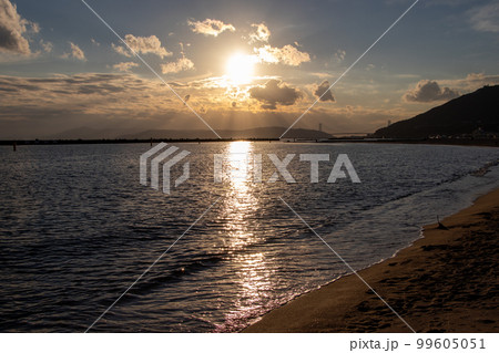 神戸・夕暮れ時の須磨海岸 99605051