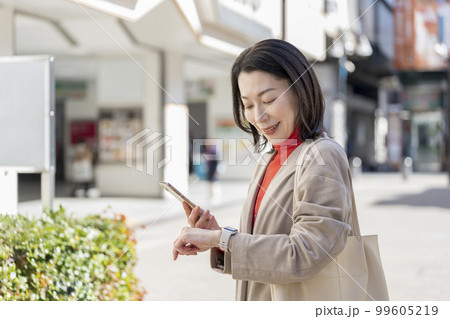 スマートウォッチを見るアラフィフの女性 99605219