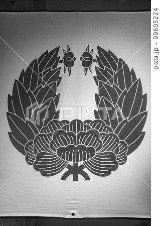 弘前城天守閣 弘前藩家紋「津軽牡丹」の旗 弘前城天守閣 弘前藩家紋「津軽牡丹」の旗 99605224