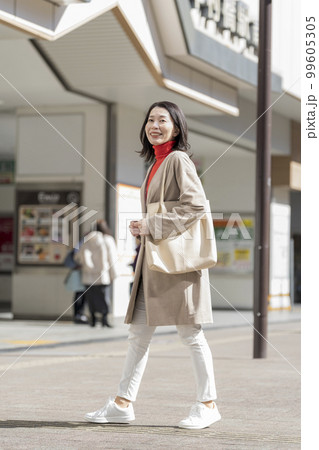 街を歩くアラフィフの女性 ポートレート 街を歩くアラフィフの女性 ポートレート 99605305