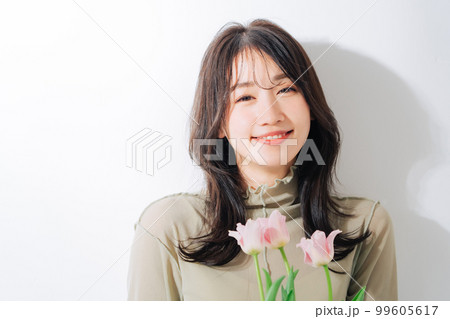 チューリップの花を持つ女性 99605617