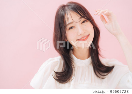 韓国風巻き髪の女性 韓国風巻き髪の女性 99605728