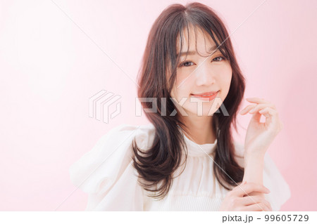 韓国風巻き髪の女性 99605729