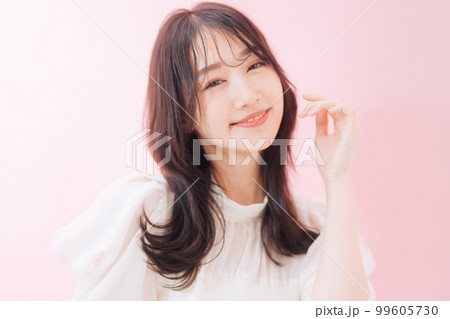 韓国風巻き髪の女性 99605730