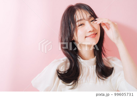 韓国風巻き髪の女性 99605731