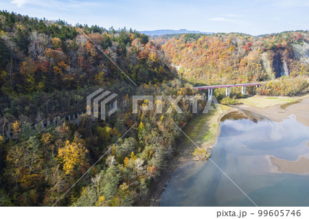 ドローンで秋の「えにわ湖」を空撮 99605746