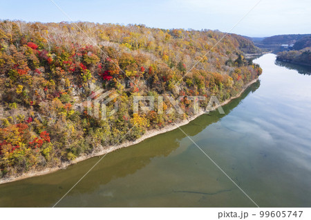 ドローンで秋の「えにわ湖」を空撮 99605747