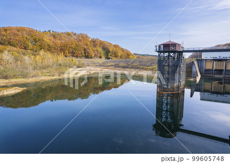 ドローンで秋の「えにわ湖」を空撮 99605748