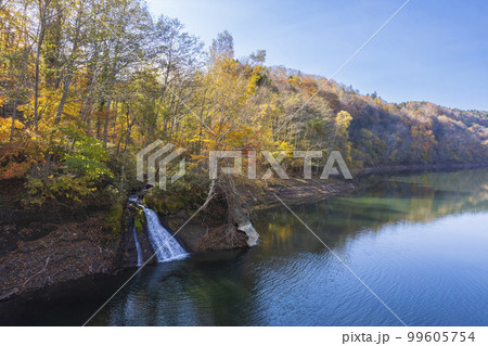 ドローンで秋の「えにわ湖」を空撮 99605754