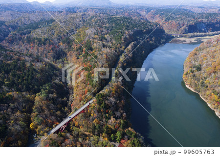 ドローンで秋の「えにわ湖」を空撮 99605763