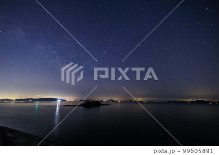 日本の岡山県浅口市寄島町の美しい海に浮かぶ天の川 99605891
