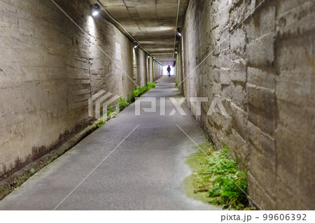 とても狭くて怖い日本の歩行者用トンネル 99606392