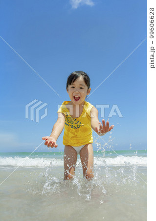 夏の海で遊ぶ女の子 99606628