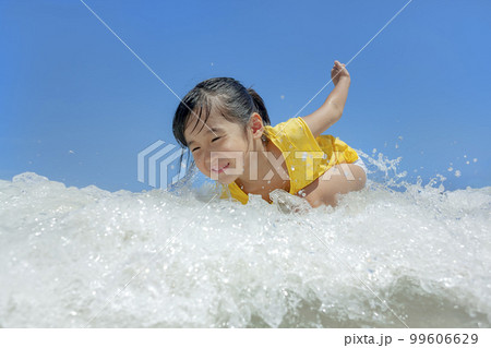 夏の海で遊ぶ女の子 99606629