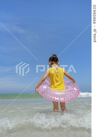 夏の海で遊ぶ女の子の後ろ姿 夏の海で遊ぶ女の子の後ろ姿 99606630