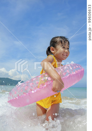 夏の海で遊ぶ女の子 99606633