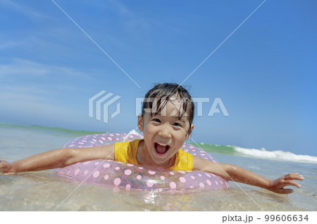 夏の海で遊ぶ女の子 99606634