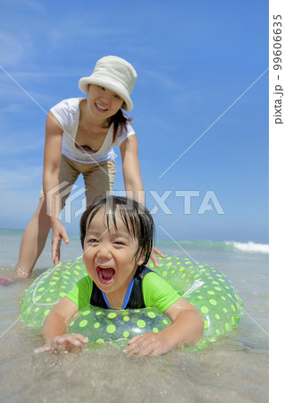 夏の海で遊ぶ男の子と母親 99606635