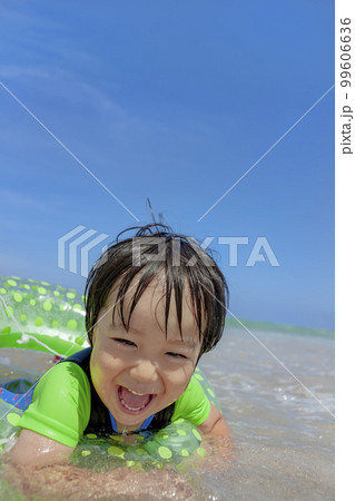 夏の海で遊ぶ男の子 99606636