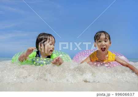 夏の海で遊ぶ姉と弟 99606637
