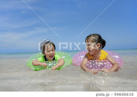 夏の海で遊ぶ姉と弟 夏の海で遊ぶ姉と弟 99606638