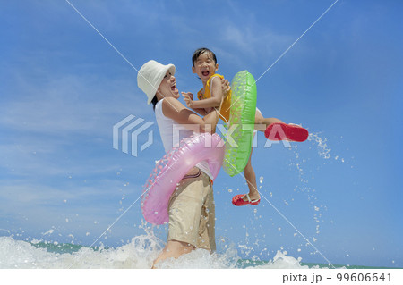 夏の海で遊ぶ娘と母親 99606641