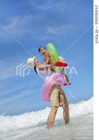 夏の海で遊ぶ娘と母親 99606642