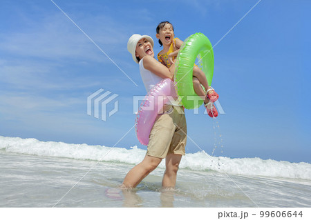 夏の海で遊ぶ娘と母親 99606644