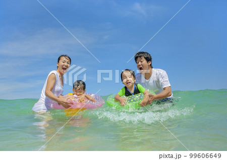 夏の海で遊ぶ4人家族 99606649
