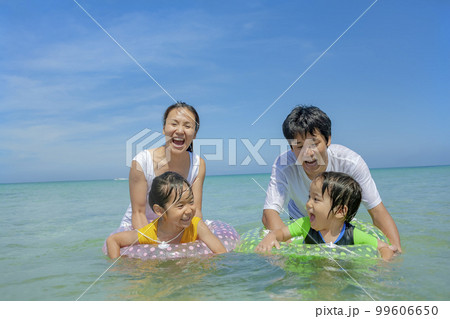 夏の海で遊ぶ4人家族 99606650