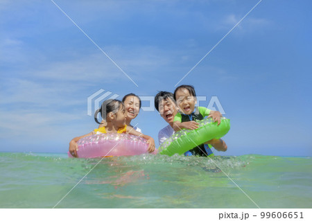 夏の海で遊ぶ4人家族 99606651