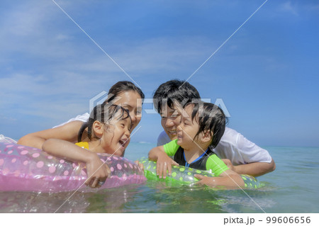 夏の海で遊ぶ4人家族 99606656