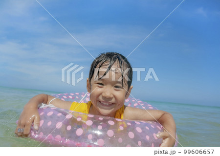 夏の海で遊ぶ女の子 99606657