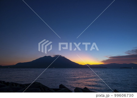 暁の桜島 99606730