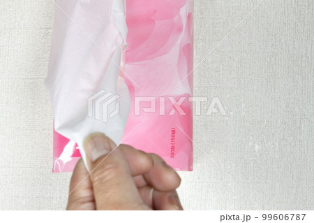 ティッシュペーパーを取り出す男性の手元 99606787