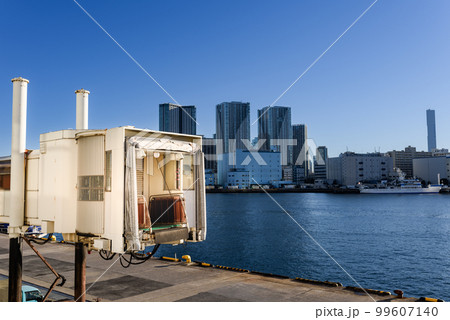東京湾竹芝ふ頭旅客船用の乗船ゲート（ボーディングブリッジ） 99607140