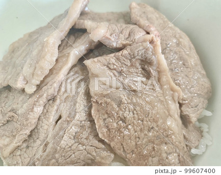 白いどんぶりに盛られたアンガス牛焼肉丼　写真素材 99607400