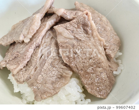 白いどんぶりに盛られたアンガス牛焼肉丼　写真素材 99607402