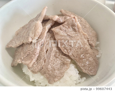どんぶりに盛られたアンガス牛肉丼　写真素材 99607443