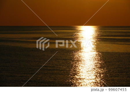 海の夕日 99607455